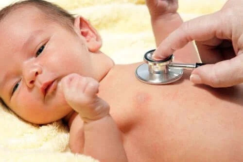 Medic care tratează bolile respiratorii la bebeluși