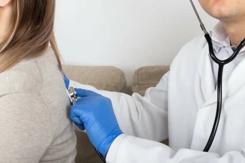Medic ce tratează probleme de sănătate cauzate de mucegai