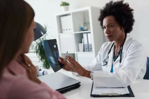 Medic care examinează secrețiile sânilor
