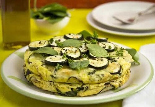 Farfurie cu omletă vegană cu zucchini