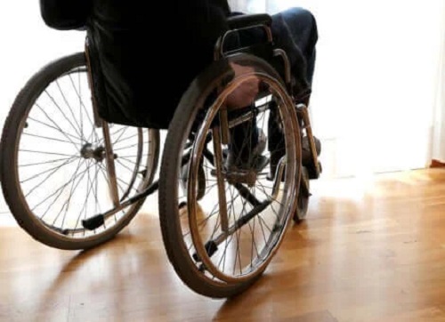Pacient cu sleroză multiplă în cărucior
