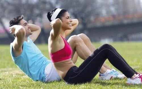 Persoane care fac sport în parc