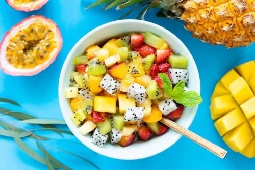 6 rețete de salată de fructe cu ierburi aromatice