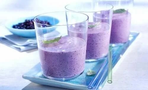 Smoothie cu conopidă și afine