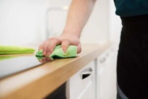 Cum să prepari un produs de curățare pentru mobilă