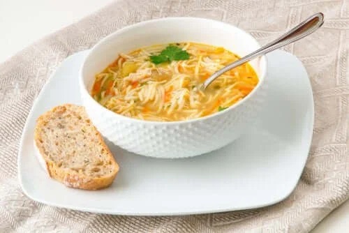 Supe de legume delicioase cu tăiței de casă