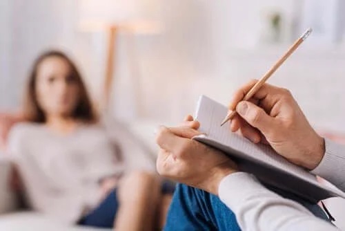 Terapeut care vorbește despre efectele fumatului asupra sănătății mintale