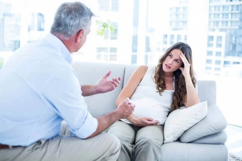 Terapeut care vorbește despre sarcina imaginară
