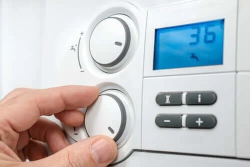 Persoană care reglează un termostat