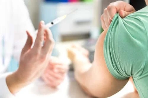 Bărbat care primește tratament pentru sindromul post orgasmic