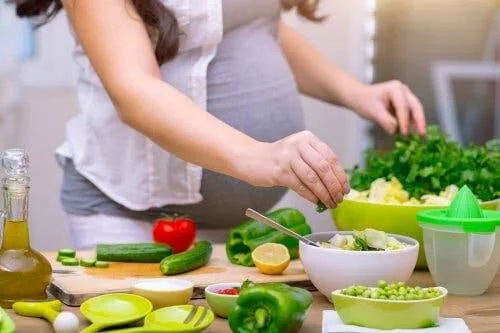 Femeie care știe că trebuie să consume acid folic în sarcină