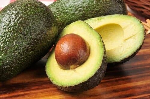 Avocado tăiat în jumătate