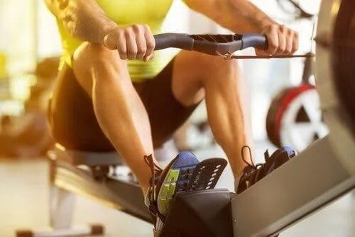 Bărbat care face sport