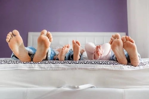 Copii în pat cu părinții