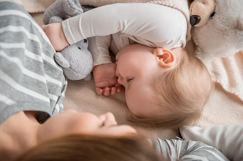 Copiii care dorm cu mamele: o idee bună?