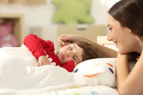 Copiii care dorm cu mamele sunt răsfățați