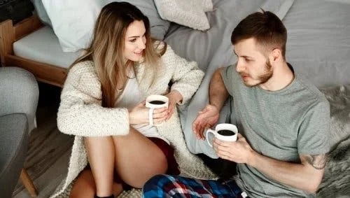 Cuplu care bea cafea