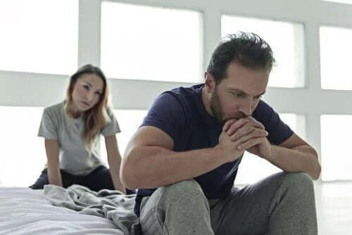 Cuplu care se confruntă cu probleme sexuale masculine