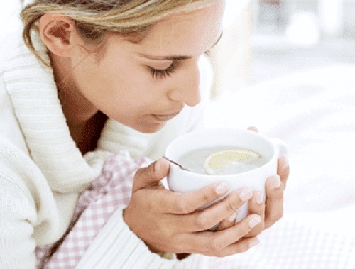 Fată care bea ceai pentru gripă