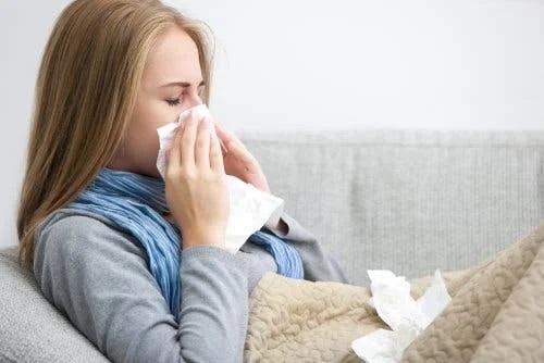 Fată care are gripă