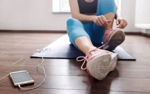 Fată care face sport pe saltea