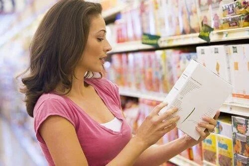 Femeie care citește etichetele alimentelor