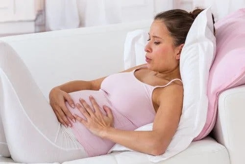 Femeie gravidă cu contracții