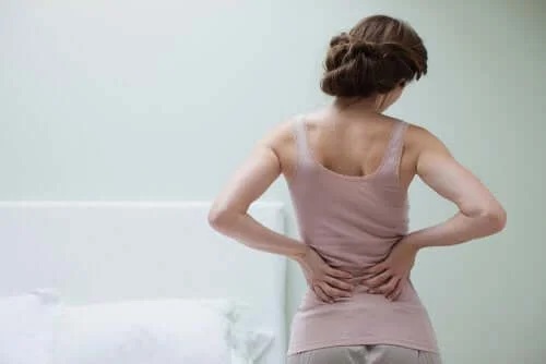 Femeie care suferă de fibromialgie