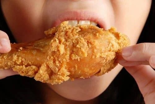 Femeie care consumă junk food