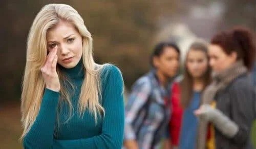 Femeie marginalizată de cei din jur