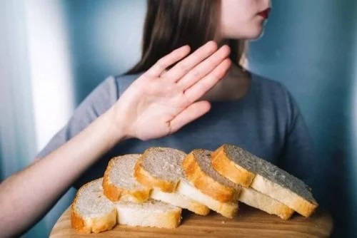 Femeie care respinge pâinea cu gluten