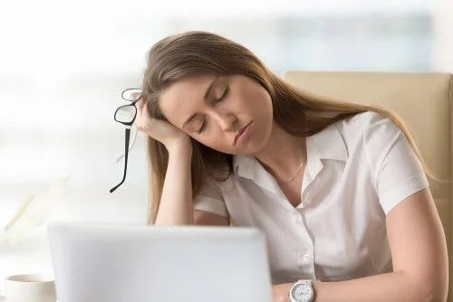 Femeie care are nevoie de remedii pentru relaxare cu lavandă
