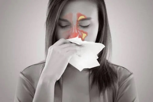 Femeie care are prpbleme cu sinusurile