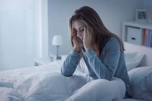 Femeie care are nevoie de tratamente pentru insomnie