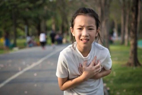 Fetiță care suferă de valva aortică bicuspidă