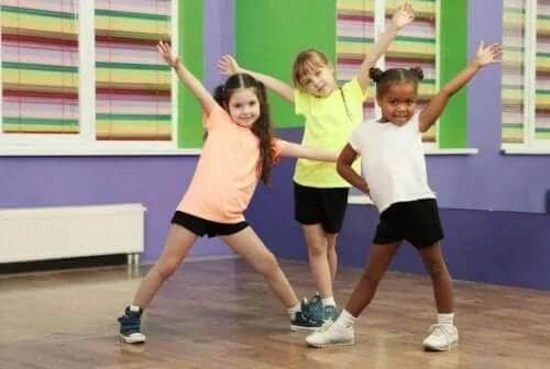 Fetițe care dansează