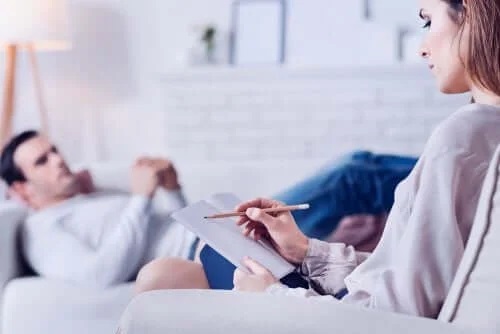 Terapeut care vorbește despre frica de a te îndrăgosti