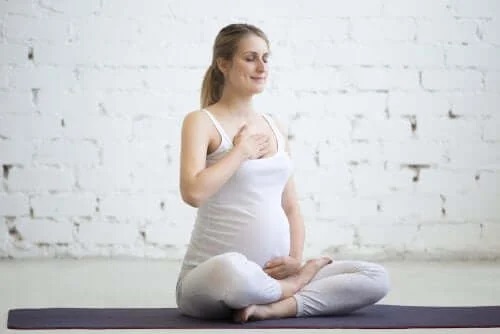 Gravidă care face yoga