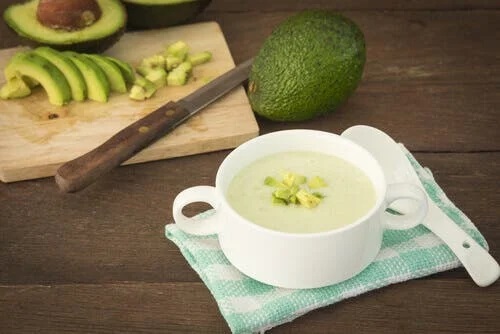 Gustări vegane ușoare cu avocado