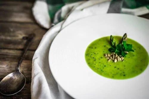 Gustări vegane ușoare cu busuioc