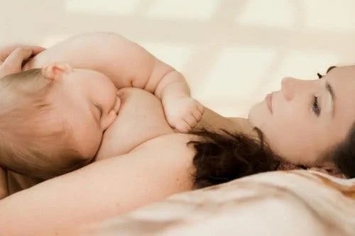 Mamă care își ține copilul pe piept