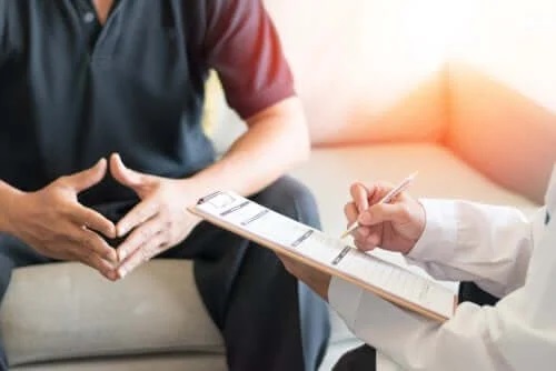Medic ce discută cu un bărbat impotent