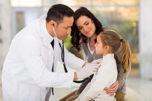 Medic ce consultă un copil
