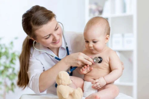 Medic ce consultă un copil cu gropița sacrală