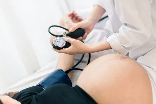 Medic ce consultă o gravidă
