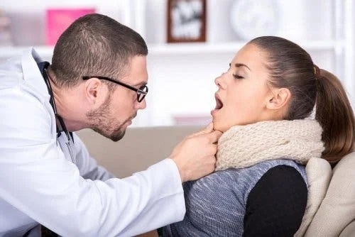 Medic care consultă o pacientă