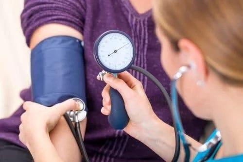 Medic care măsoară tensiunea arterială