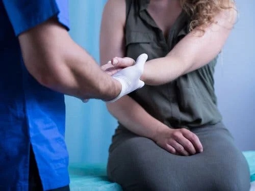 Medic care examinează tipuri de gangrenă