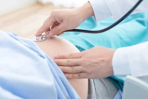 Medic ce discută despre tratamente pentru flebită cu o gravidă