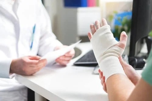 Medic care se ocupă de tratamentul lacerațiilor